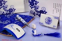 青花瓷筆+名片盒+鼠標(biāo)墊+2GU盤+無線折疊鼠標(biāo)